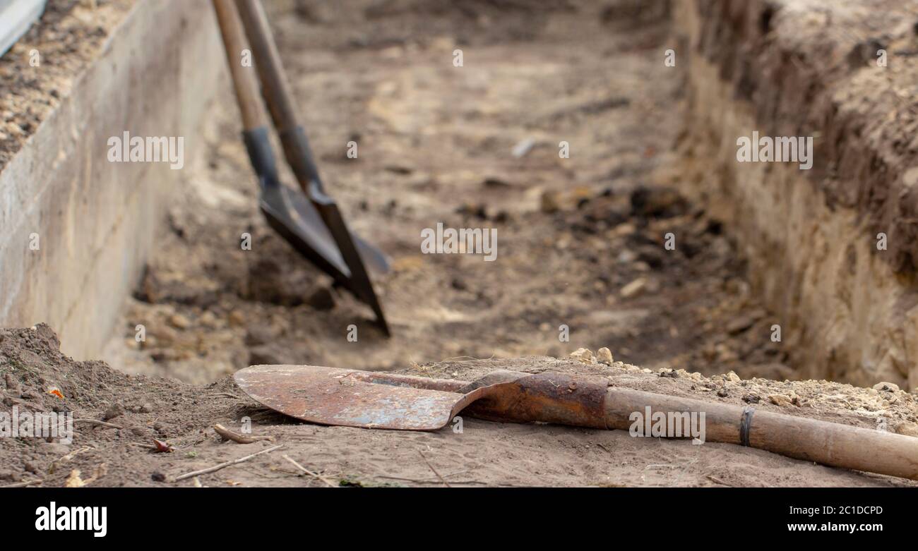 Pala sullo sfondo della trincea Foto Stock
