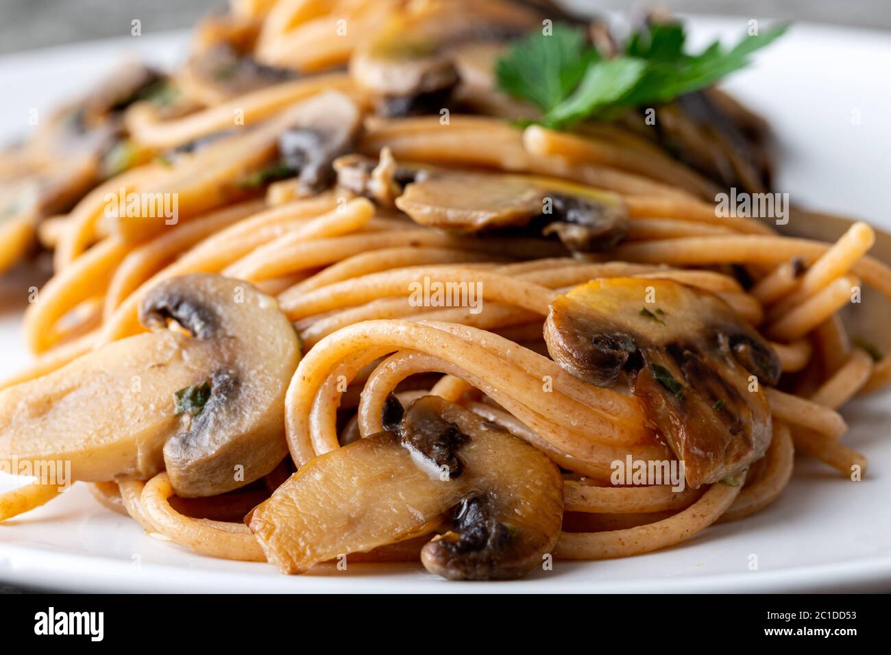 Spaghetti con funghi di cappignon Foto Stock