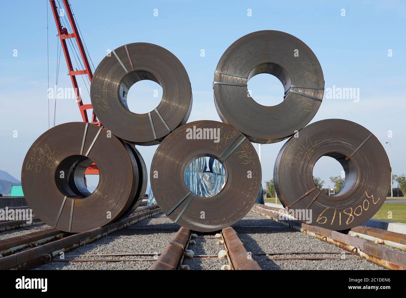 Pacco di rotoli di lamiera di ferro nel ironmaster, acciaio industria manifatturiera Foto Stock