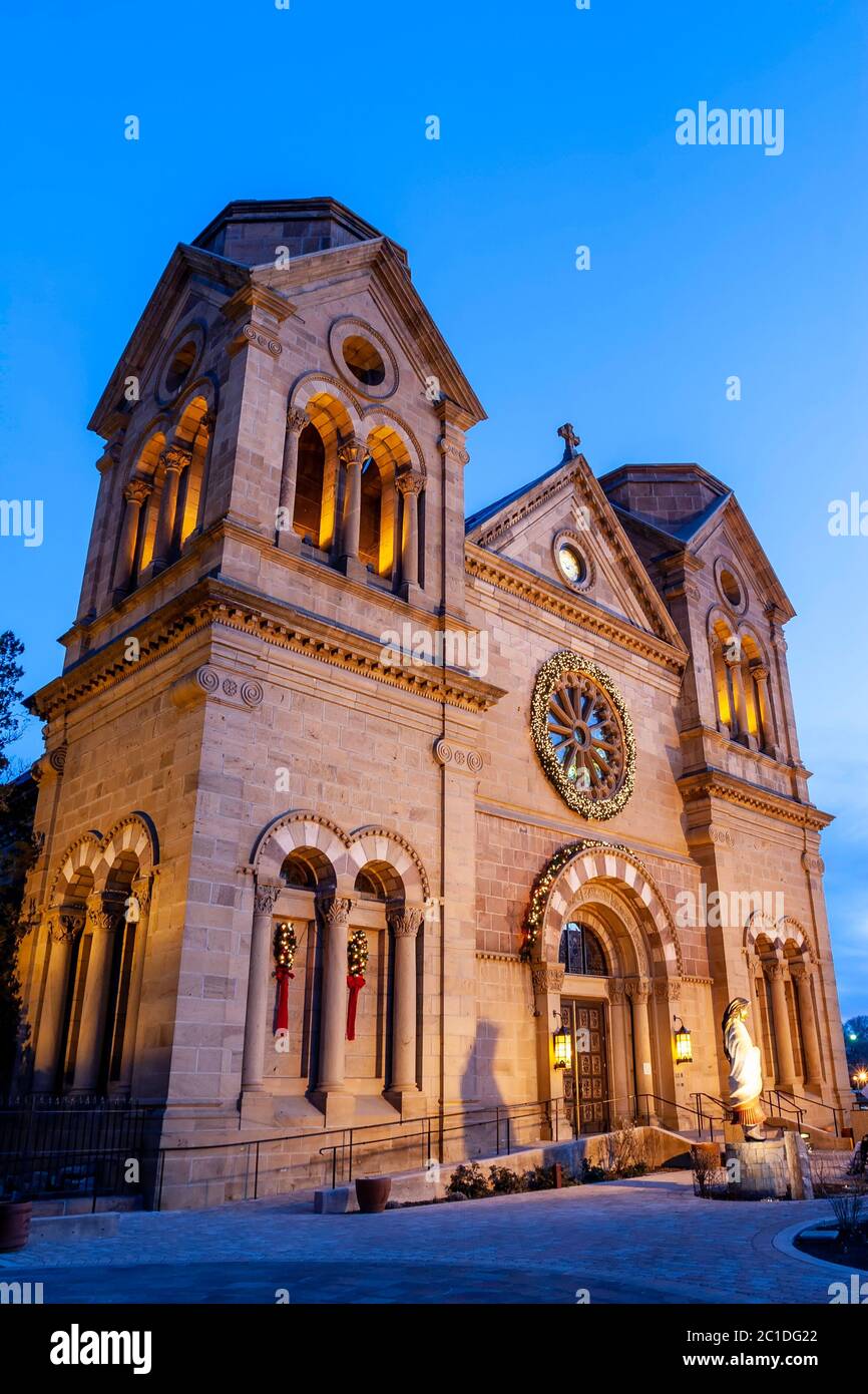 La Basilica Cattedrale di San Francesco d'Assisi (1884) e le luci di Natale, Santa Fe, New Mexico USA Foto Stock