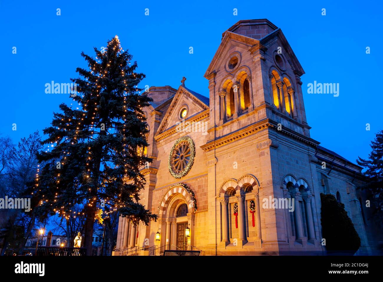 La Basilica Cattedrale di San Francesco d'Assisi (1884) e le luci di Natale, Santa Fe, New Mexico USA Foto Stock