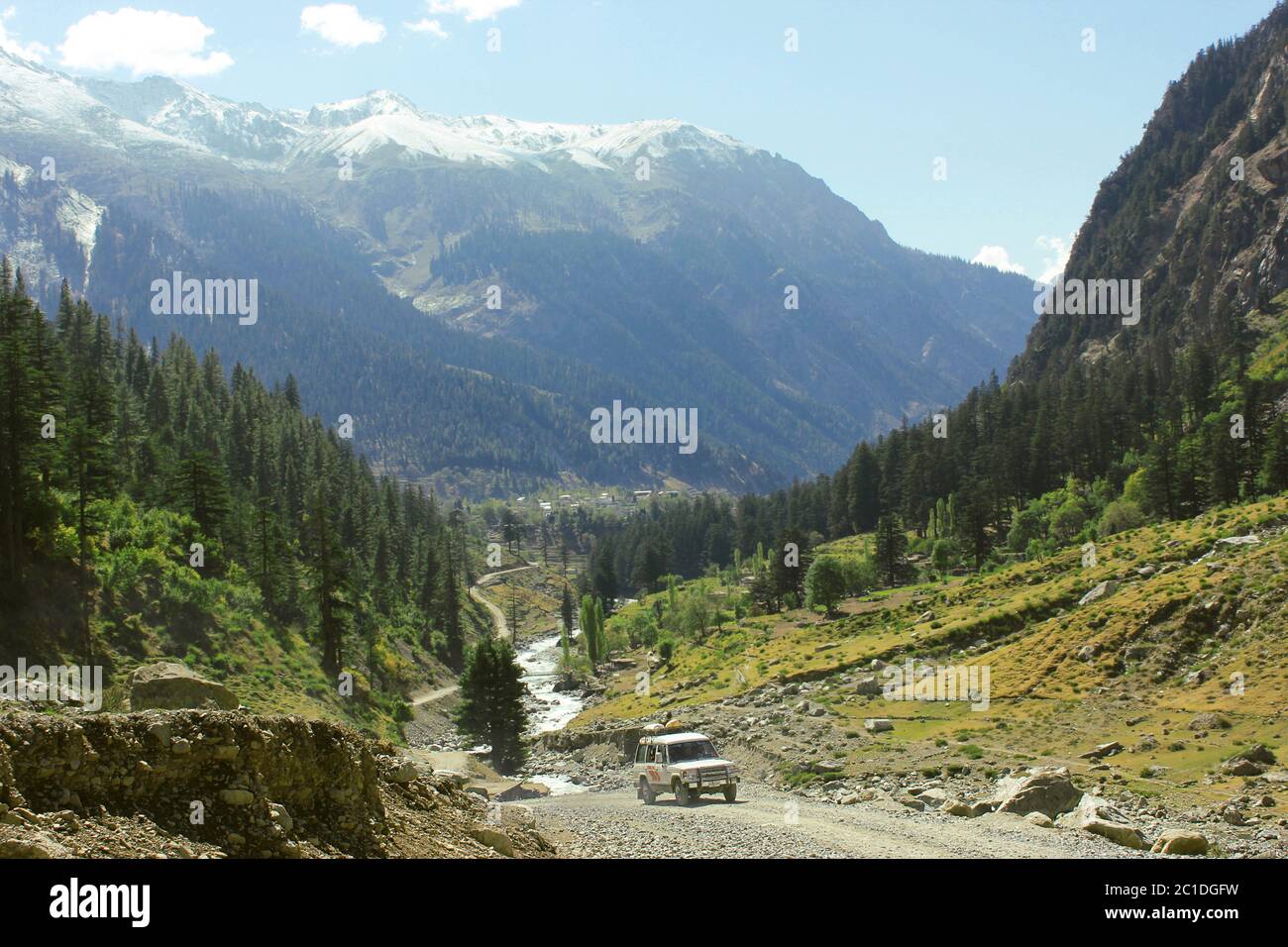 Persone che viaggiano in jeep in una bella valle di swat, Pakistan 14-10-2015 Foto Stock