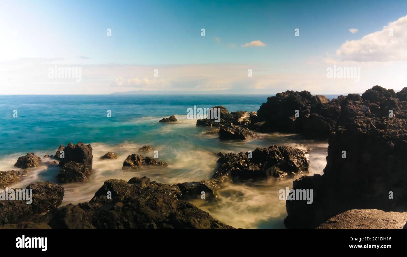 Paesaggio di Praia do Almoxarife spiaggia a lunga velocità di scatto, isola Faial, Azzorre, portogallo Foto Stock