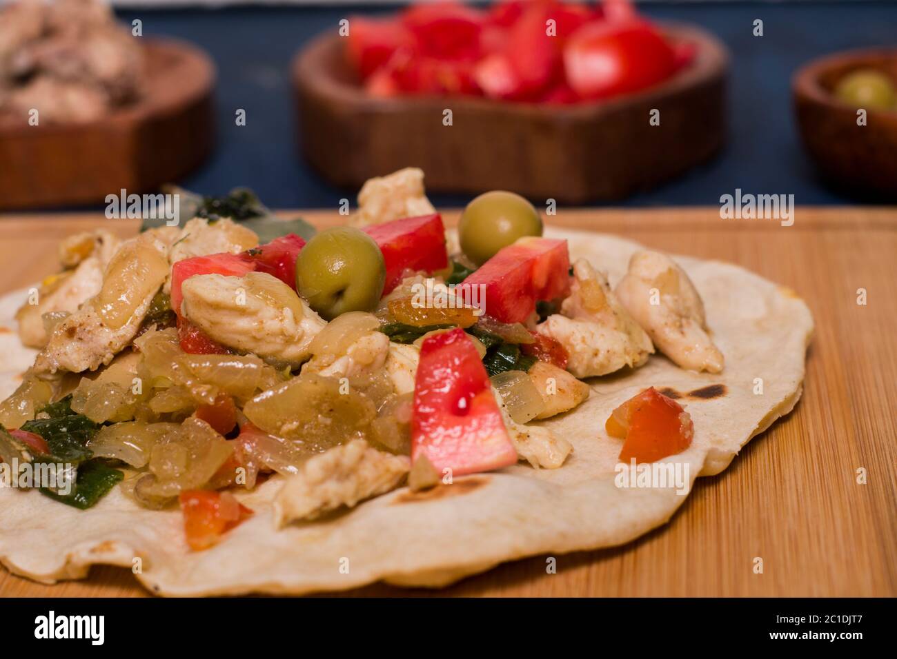 Piadina, piatti tradizionali italiani con pomodori, cipolla e pollo Foto Stock