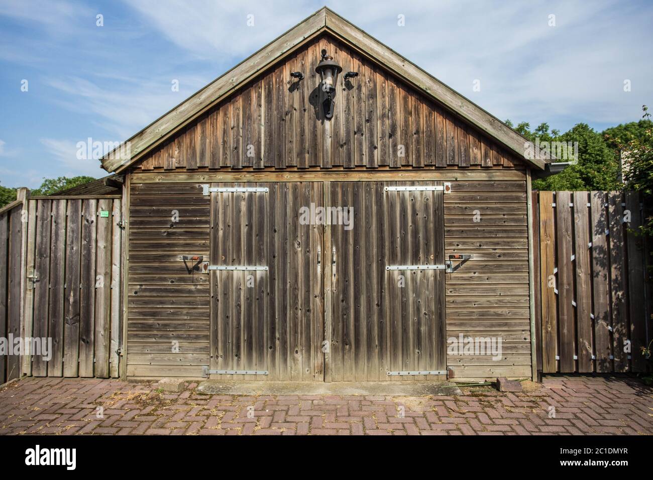 particolare di un fienile di legno marrone d'epoca in una fattoria Foto Stock