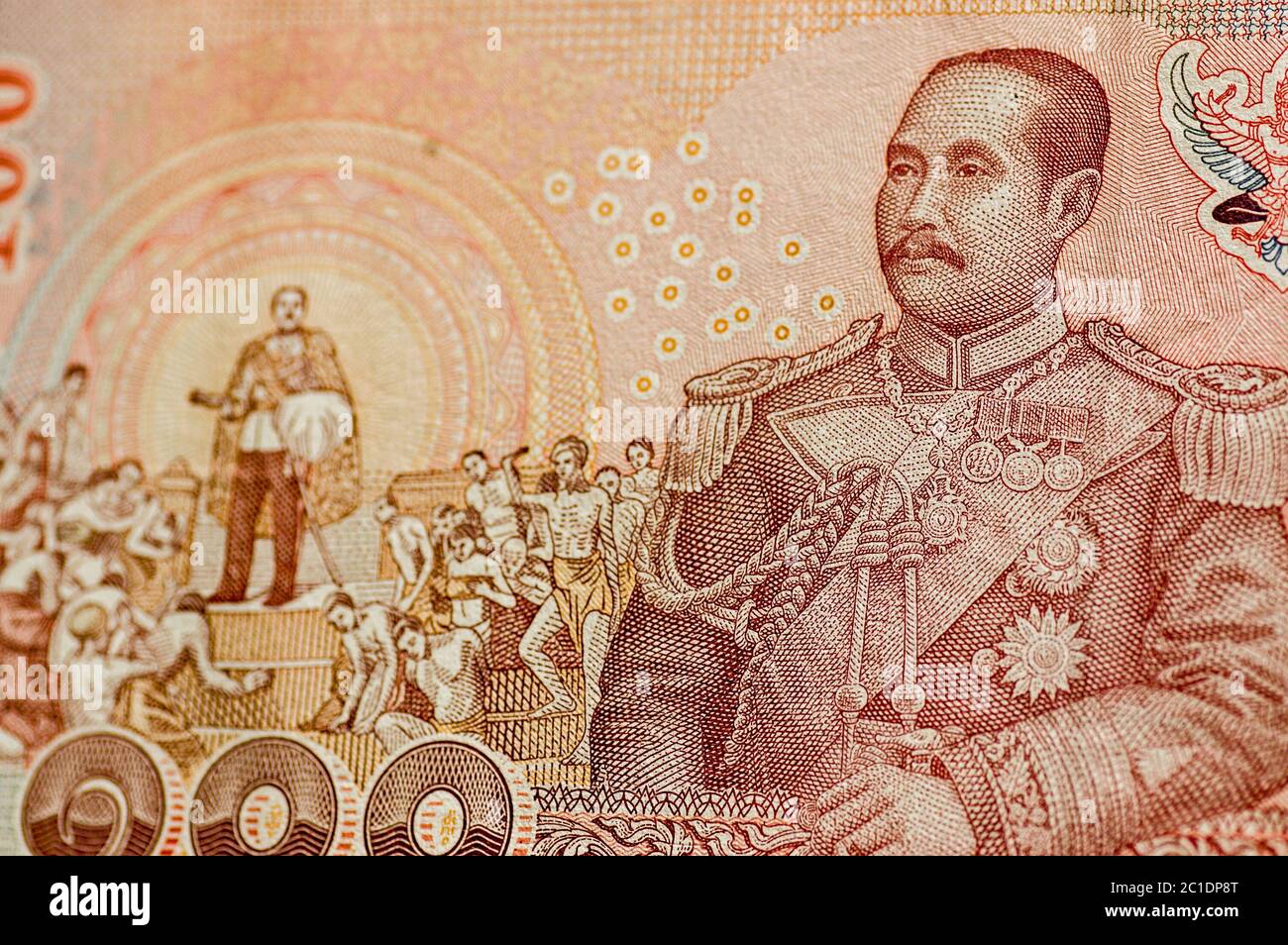 Dettaglio di una banconota da 100 Baht proveniente dalla Thailandia che mostra sua Maestà il Re Chulalongkorn (Rama V) in uniforme marina e anche in una scena che segna l'abolizione Foto Stock