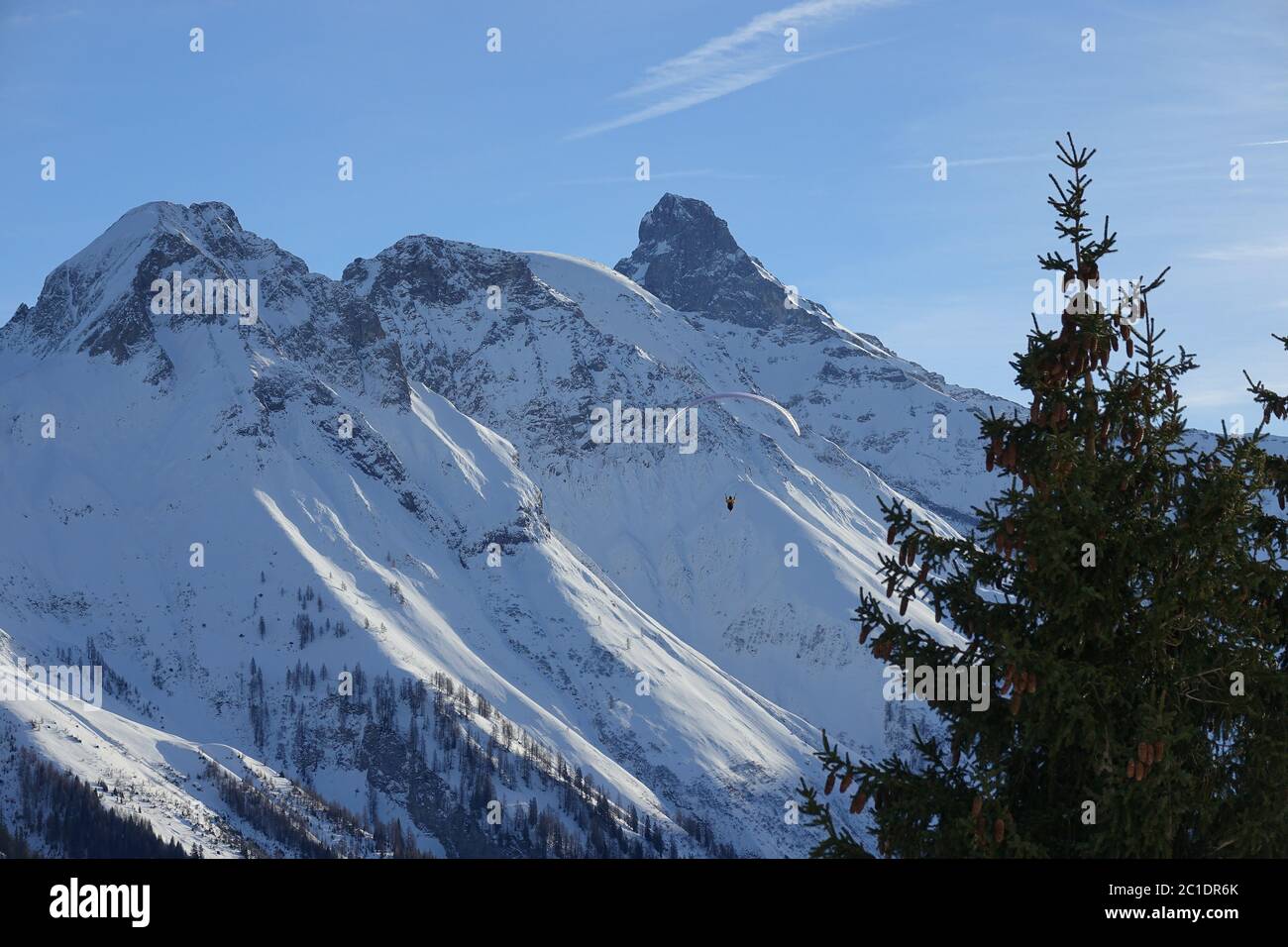 Parapendio sulle montagne innevate del Lechtal in Austria / Tirolo. Foto Stock