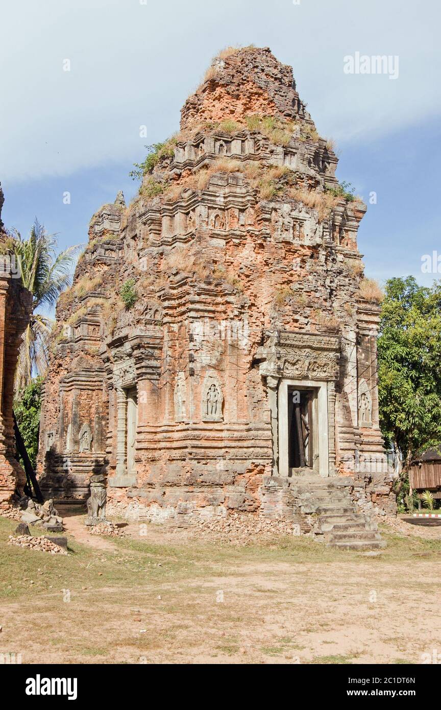 Uno dei Prasat di Lolei, parte del complesso del tempio di Rous, Angkor, Siem Reap, Cambogia. Costruito da Yashovarman i nel 889 in memoria di suo padre. Foto Stock