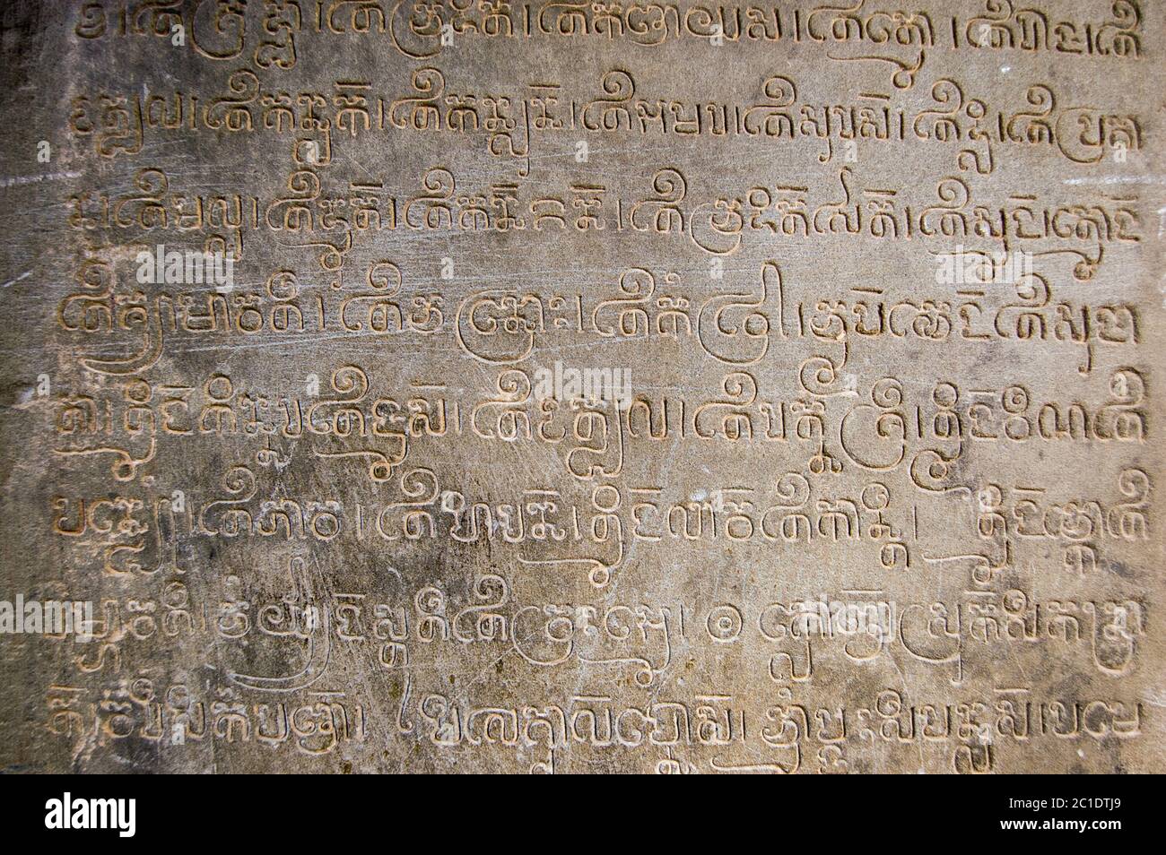 Iscrizioni religiose sanscrite all'ingresso di un prasat del Tempio di Lolei, parte del complesso Rolous ad Angkor, Siem Reap, Cambogia. Scolpito nel Foto Stock