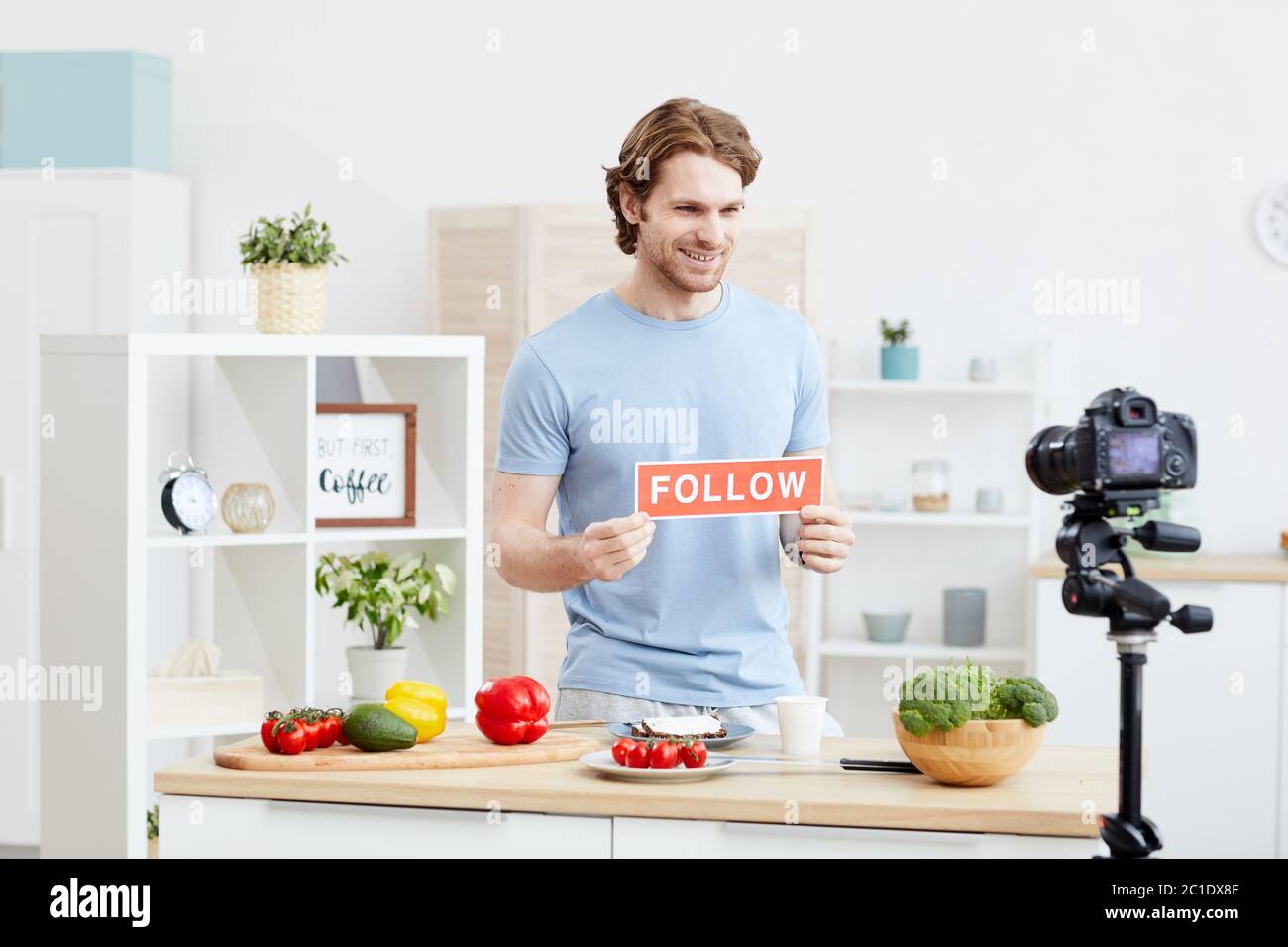 Il giovane dice di seguire il suo blog di cibo sano che fa il soddisfare circa cibo sano Foto Stock