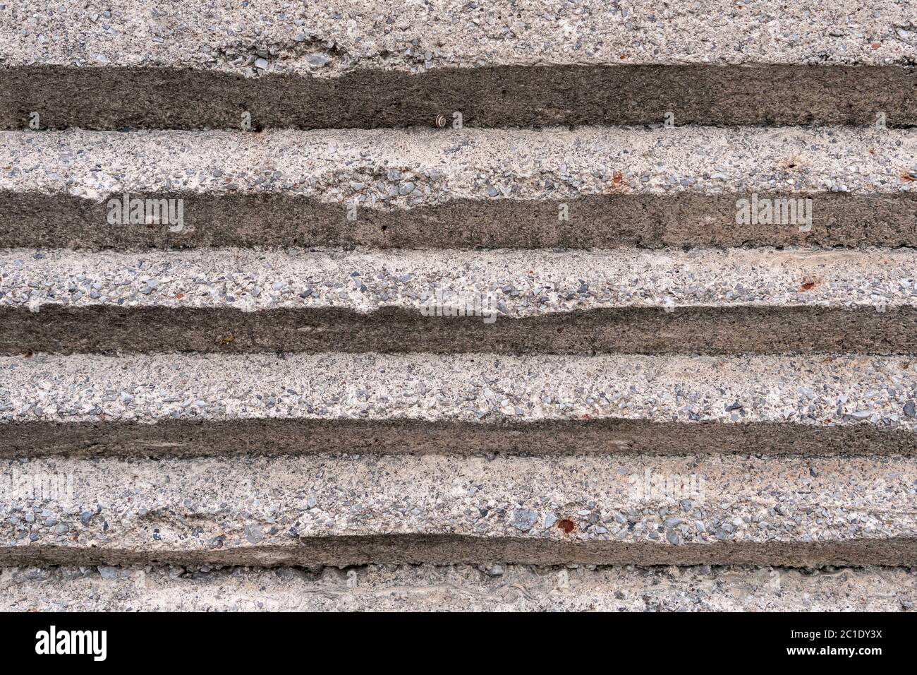 Vecchia parete in cemento goffrata con rilievi. Sfondo astratto grigio Foto Stock