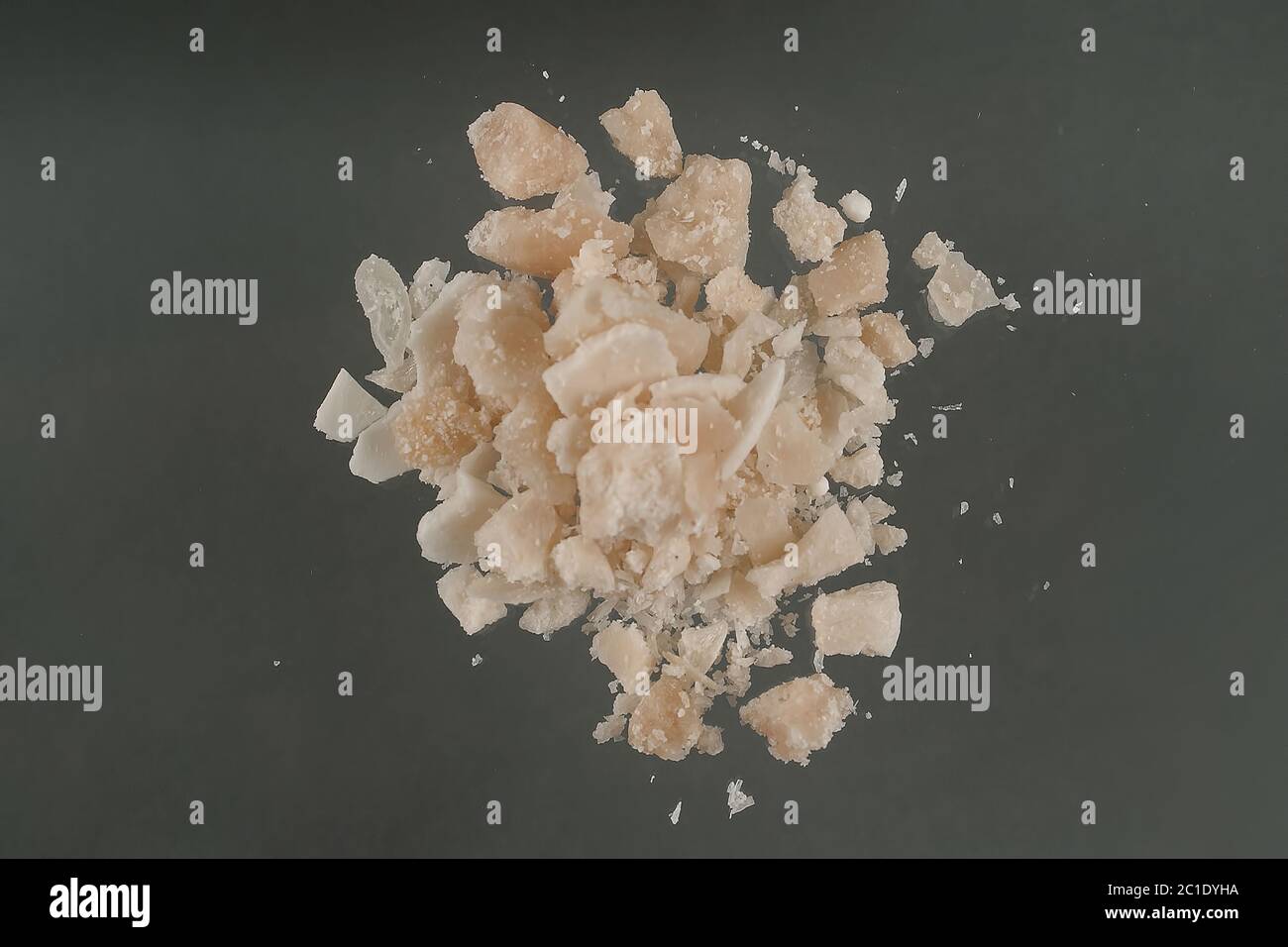 La cocaina crack è una forma di cocaina che può essere fumata. Anche chiamato rock, lavoro, duro, ferro, cavvy, base. Principalmente conosciuto come crack Foto Stock