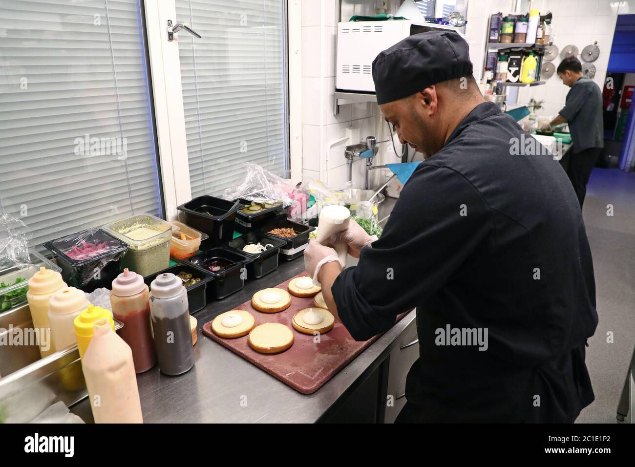 Finspång, Svezia 20200320In questi tempi corona quando il ristorante e l'angolo pub sono colpiti finanziariamente, Mikkeller Running Club ha voluto fare qualcosa per sostenere la loro 'club house', HUGO Finspång. Quella che inizialmente era un'idea spontanea sembra essere succsa! Circa dieci corrieri e oltre 100 piatti pre-ordinati già prima di venerdì. Foto Gippe Gustafsson Foto Stock