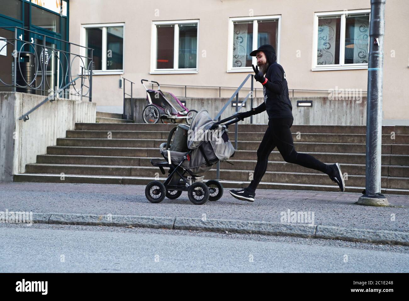 Finspång, Svezia 20200320In questi tempi corona quando il ristorante e l'angolo pub sono colpiti finanziariamente, Mikkeller Running Club ha voluto fare qualcosa per sostenere la loro 'club house', HUGO Finspång. Quella che inizialmente era un'idea spontanea sembra essere succsa! Circa dieci corrieri e oltre 100 piatti pre-ordinati già prima di venerdì. Henrik Hildemar lascia per consegnare il cibo. Foto Gippe Gustafsson Foto Stock