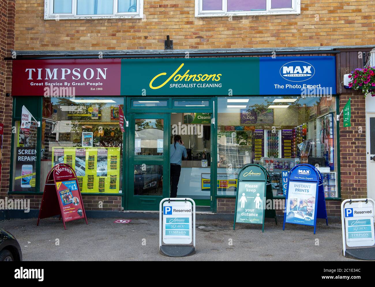 Ascot, Berkshire, Regno Unito. 15 giugno 2020. I negozi di Timpson e Johnson Dry Cleaning ad Ascot High Street, Berkshire, hanno riaperto le loro attività in seguito all'allentamento delle regole di blocco del Coronavirus Covid-19 Pandemic. Credit: Mc Lean/Alamy Foto Stock