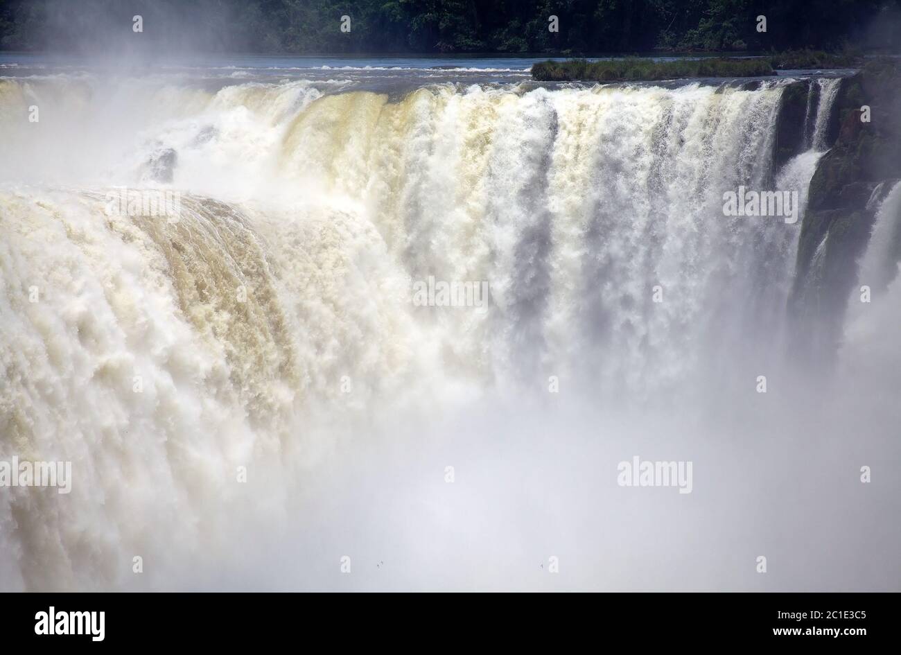 Vista di una sezione delle Cascate di Iguazu, dal lato del Brasile Foto Stock