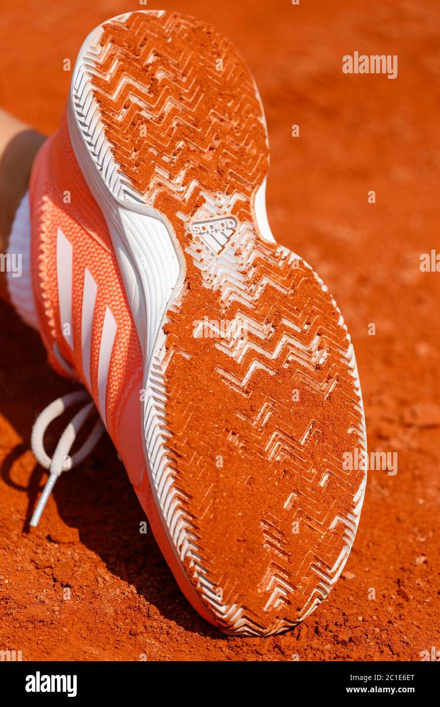 Vista su un campo da tennis e scarpe da tennis in terra battuta Foto stock  - Alamy