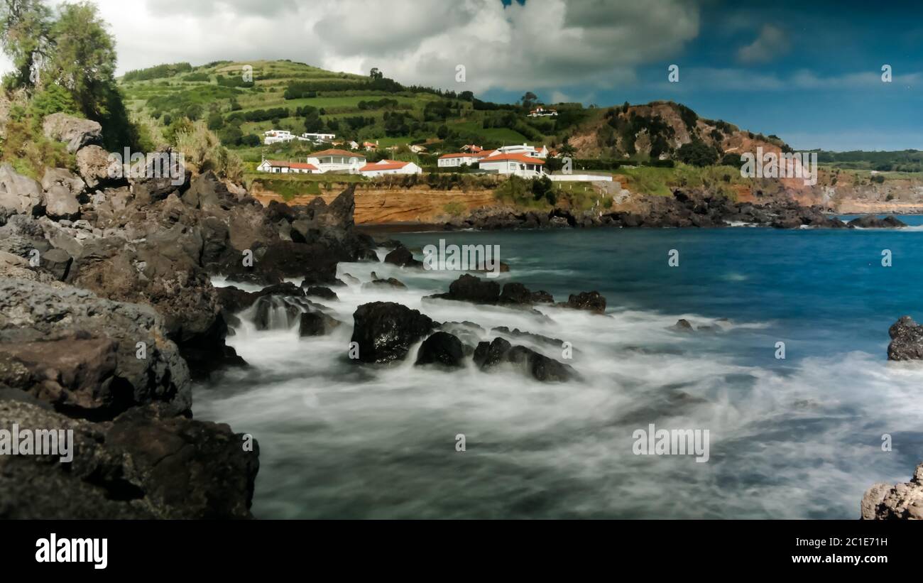 Paesaggio di Praia do Almoxarife spiaggia a lunga velocità di scatto, isola Faial, Azzorre, portogallo Foto Stock