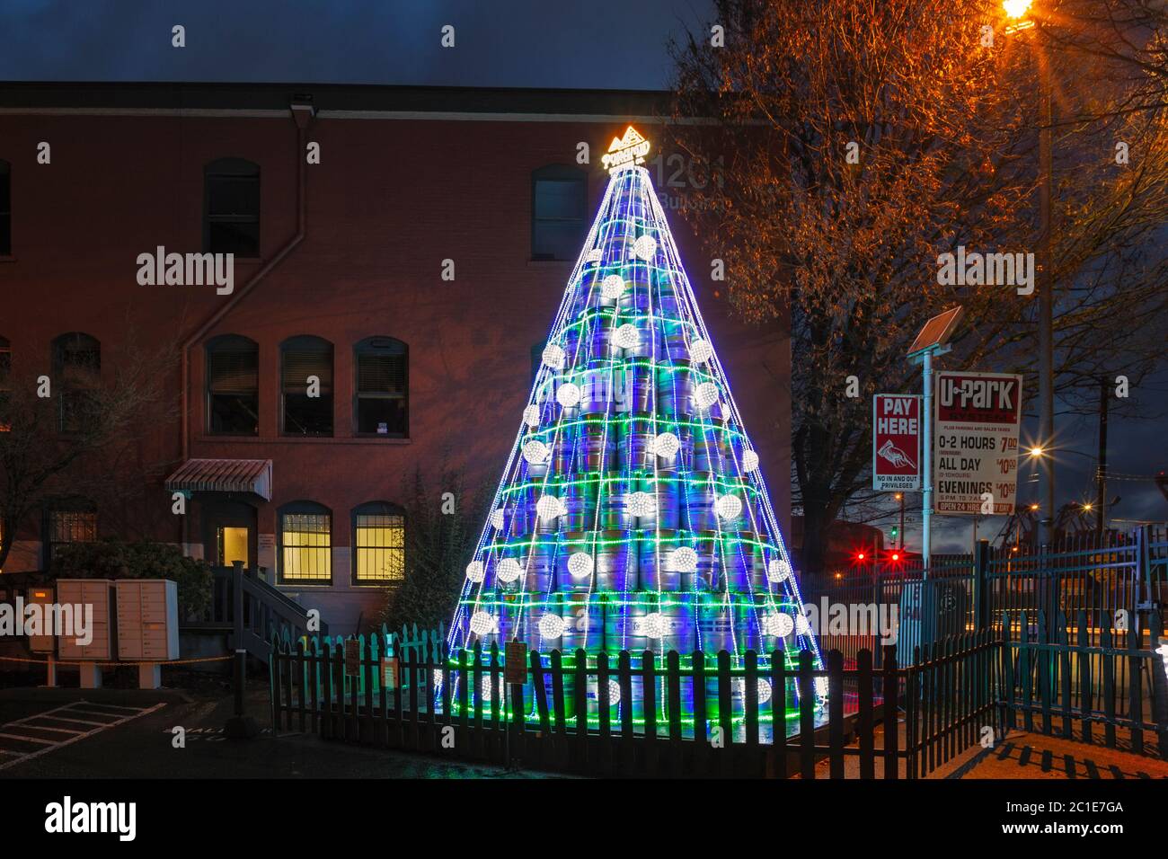 WA16781-00...WASHINGTON - un albero decorato stagionalmente creato da barili di birra presso la Pyramid Brewing Company situata nel quartiere dello Stadio di Seattle. Foto Stock