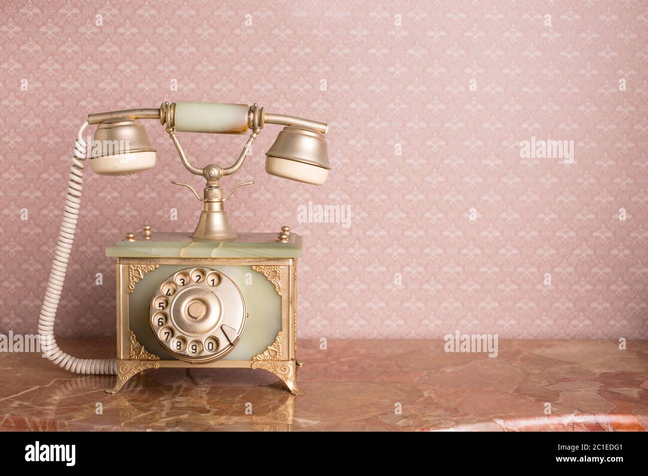 Studio foto del telefono retro sullo sfondo. Europa occidentale Foto Stock