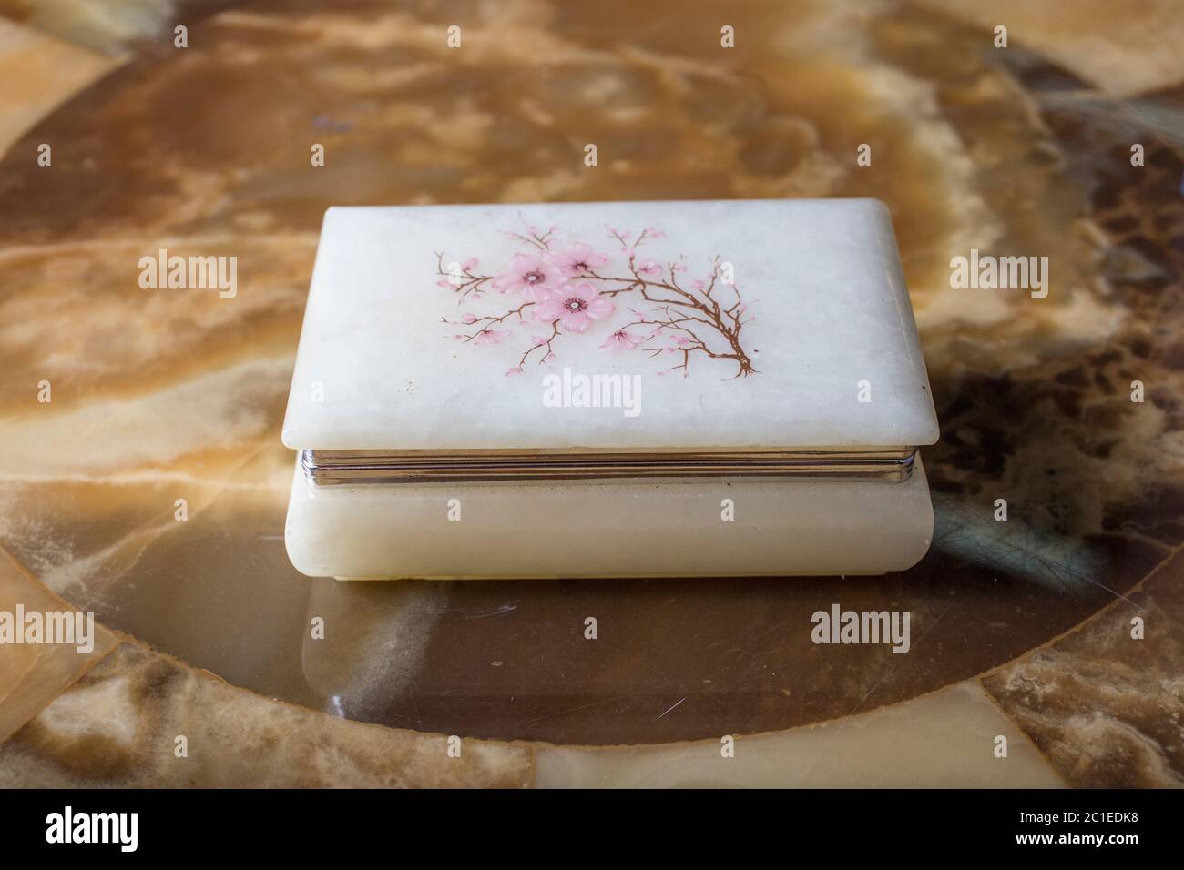 Una vecchia bella scatola di marmo con un fiore inciso sul coperchio in stile orientale. Europa occidentale. Fine del 19 ° secolo Foto Stock