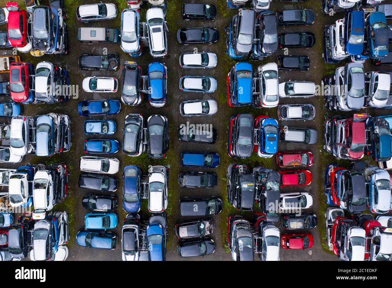 Vista aerea di molte auto immagazzinate in un cantiere di demolizione di auto o rottami in Scozia, Regno Unito. Foto Stock