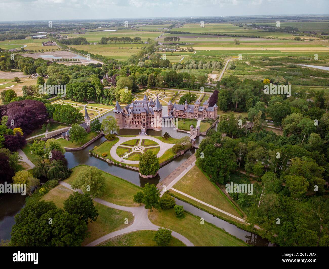 Vecchio giardino storico a Castello de Haar Paesi Bassi Utrecht in una giornata estiva luminosa, giovani uomini e donne di mezza età a piedi nel giardino del castello Foto Stock