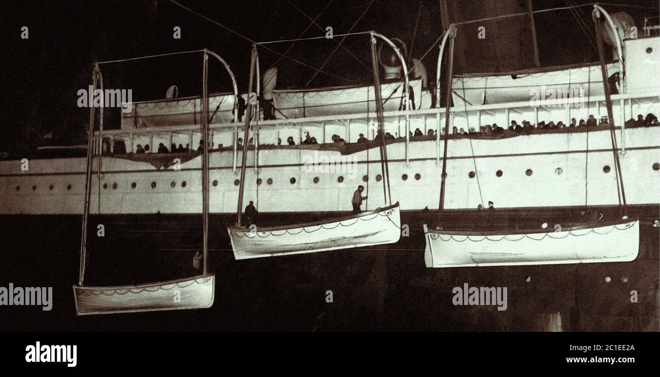 Le imbarcazioni di salvataggio che trasportavano i sopravvissuti del Titanic RMS vengono caricate nella Carpazia RMS nelle ore successive al disastro. 1912 Foto Stock