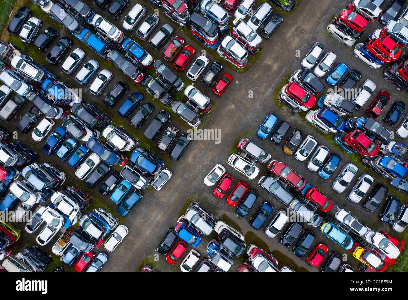 Vista aerea di molte auto immagazzinate in un cantiere di demolizione di auto o rottami in Scozia, Regno Unito. Foto Stock