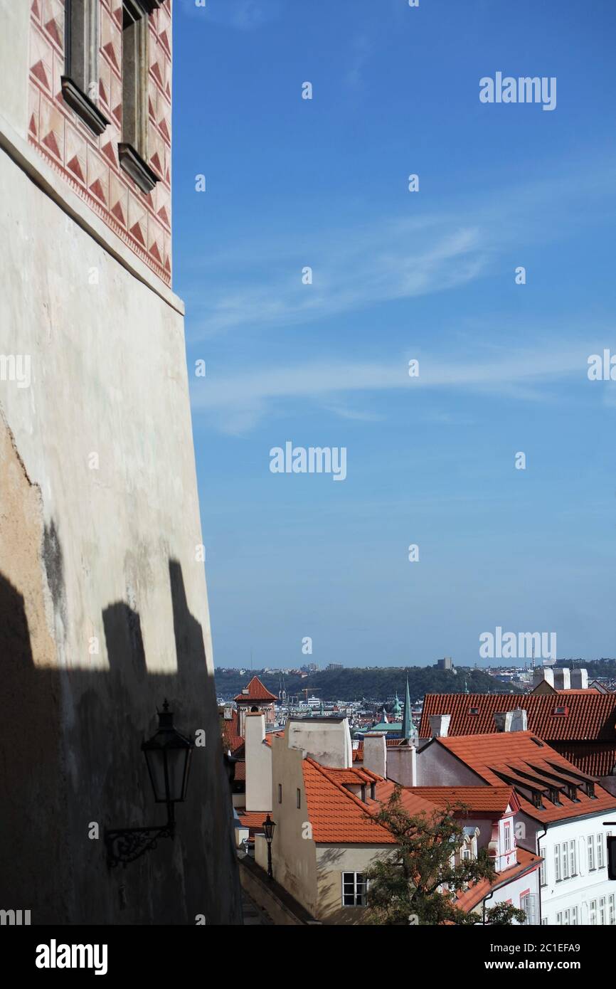 Alto muro e vista della città vecchia, Praga Foto Stock