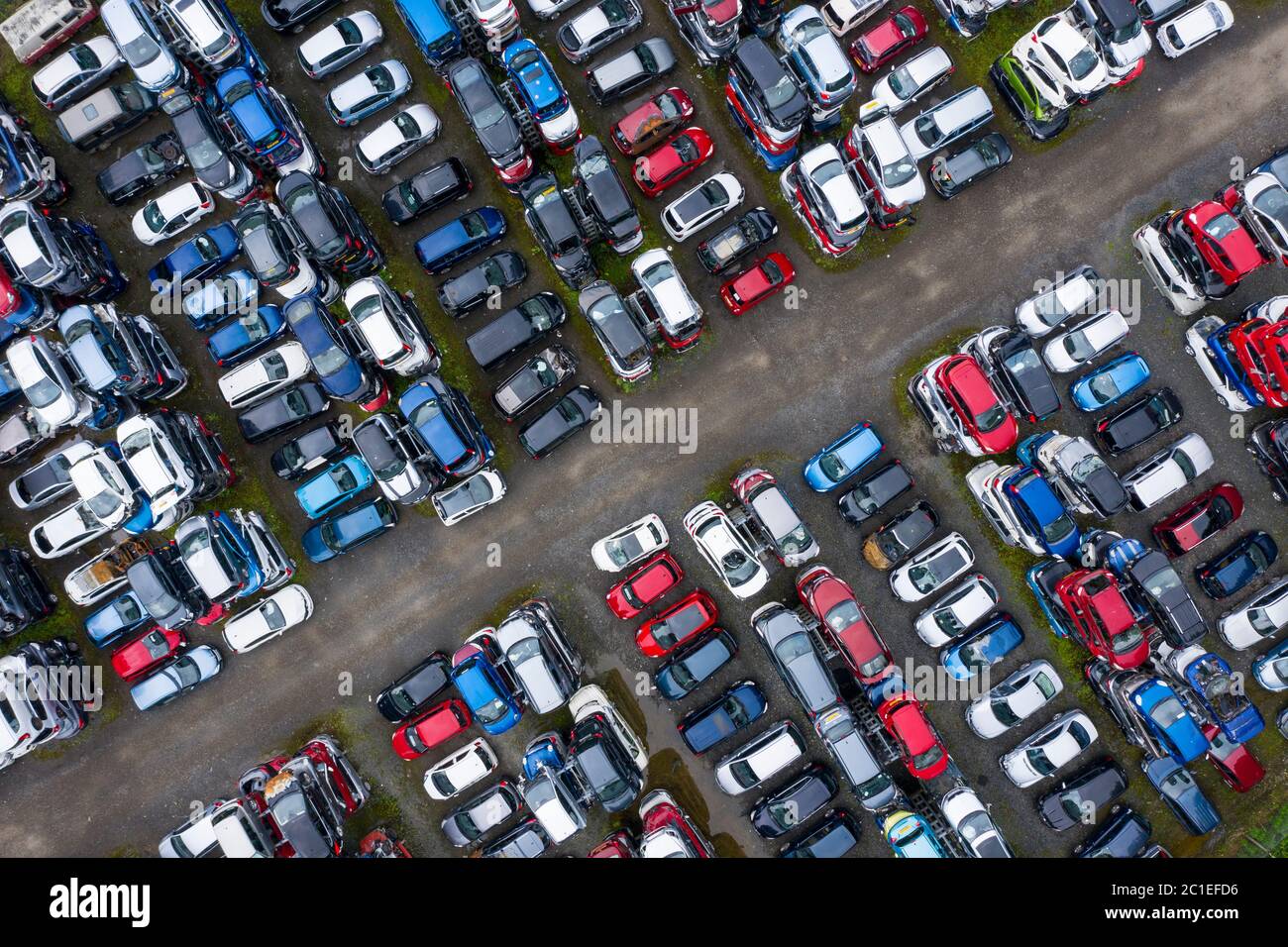 Vista aerea di molte auto immagazzinate in un cantiere di demolizione di auto o rottami in Scozia, Regno Unito. Foto Stock