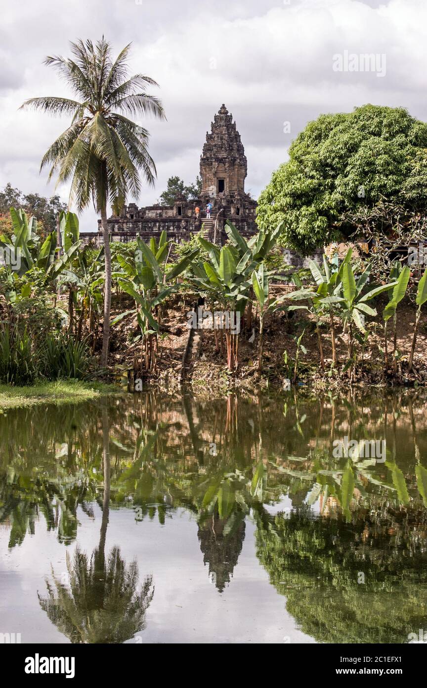 Vista attraverso il fossato verso l'antico tempio Khmer Bakong, Angkor, Cambogia. Tempio di montagna della città di Hariharalaya. Foto Stock