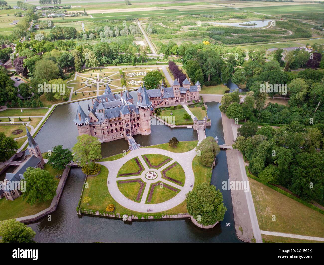 Vecchio giardino storico a Castello de Haar Paesi Bassi Utrecht in una giornata estiva luminosa, giovani uomini e donne di mezza età a piedi nel giardino del castello Foto Stock