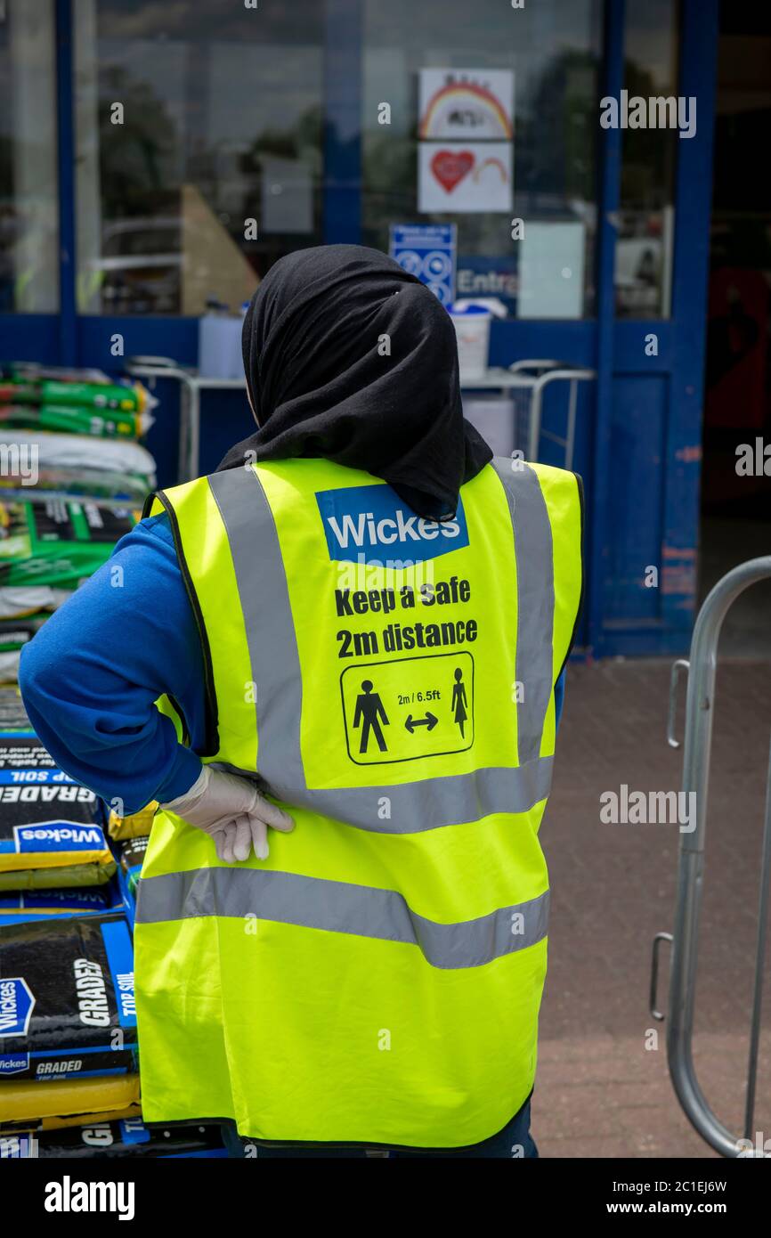 La distanza sociale a Ruislip Wickes, London Borough di Hillingdon Foto Stock