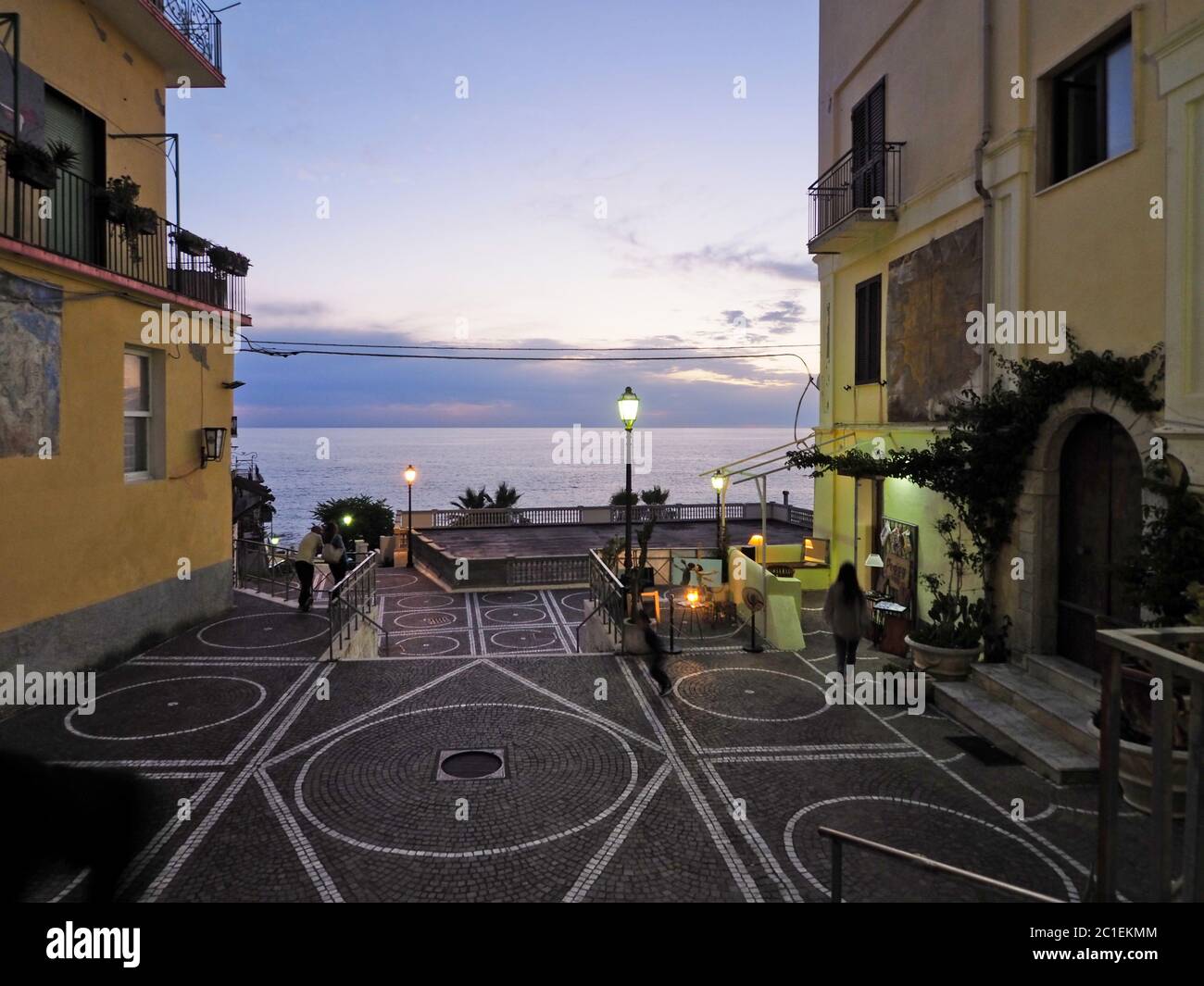 Una pittoresca strada nella cittadina calabrese di Diamante. Foto Stock