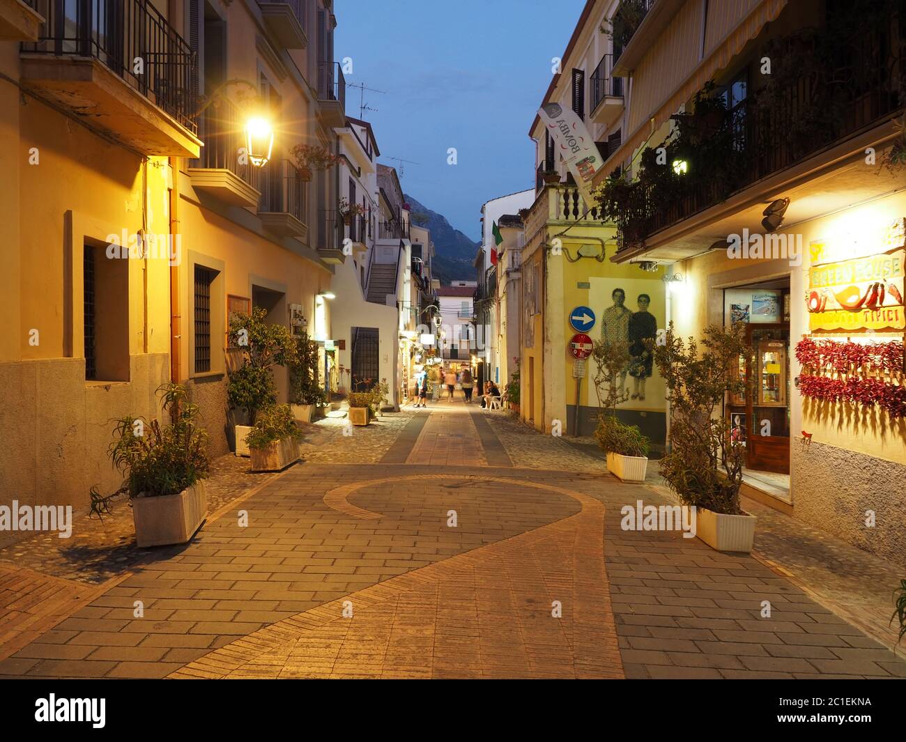 Una pittoresca strada nella cittadina calabrese di Diamante. Foto Stock