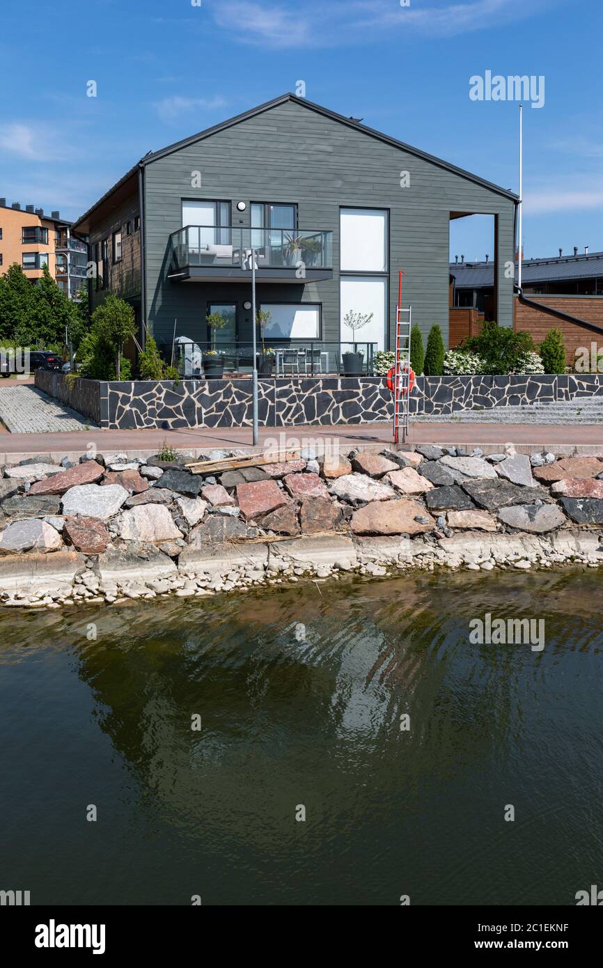 Moderno edificio residenziale indipendente sul mare nel quartiere Herttoniemenranta di Helsinki, Finlandia Foto Stock