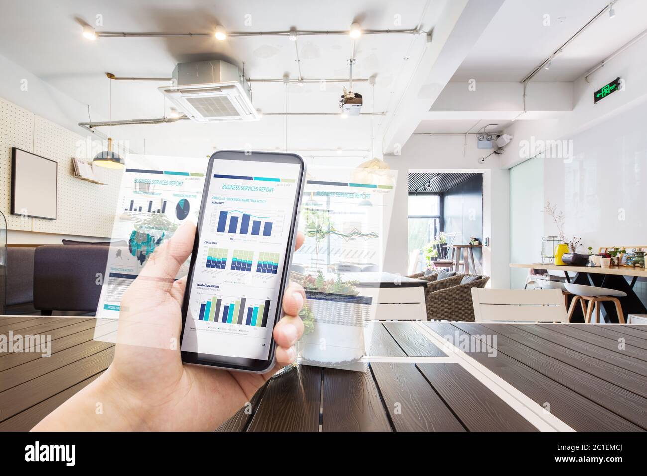 smart office con smartphone Foto Stock