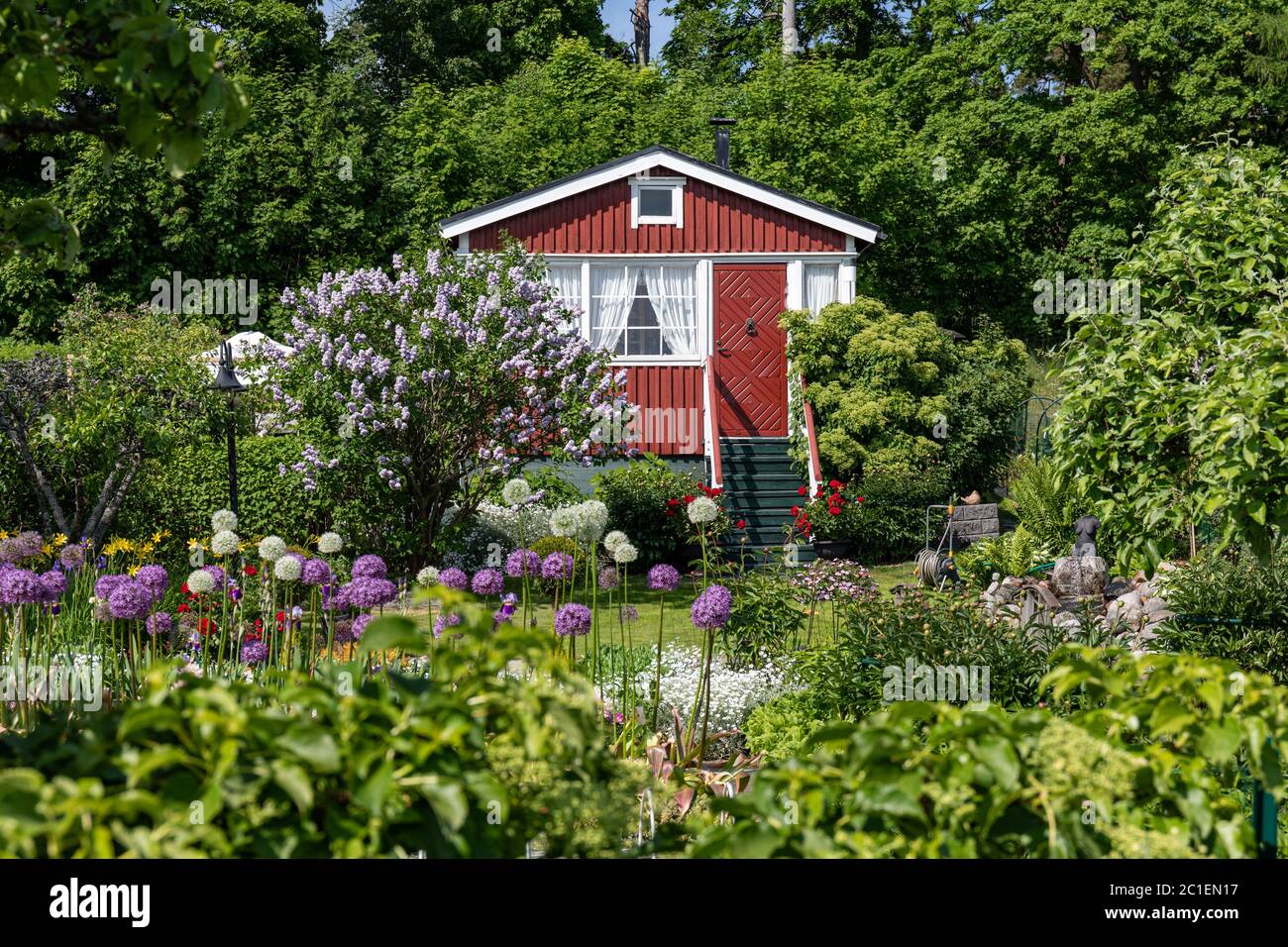 Piccolo rosso o cabina giardino comunità nel giardino comunità Herttoniemi a Helsinki, Finlandia Foto Stock
