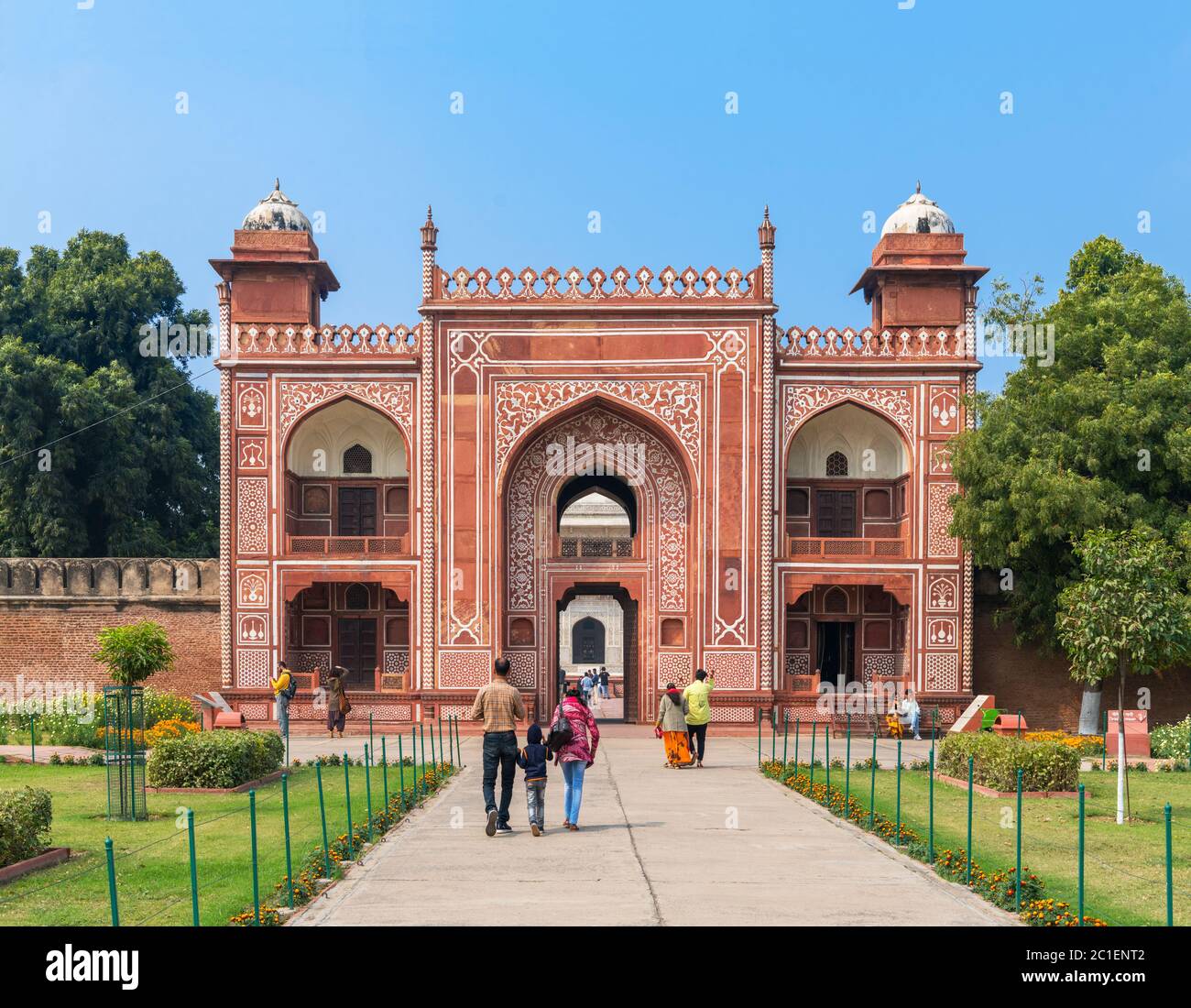 Porta d'ingresso alla Tomba di Itmad-ud-Daulah (i'timād-ud-Daulah), conosciuta anche come 'Baby Taj', un mausoleo Mughal nella città di Agra, Uttar Pradesh, Ind Foto Stock
