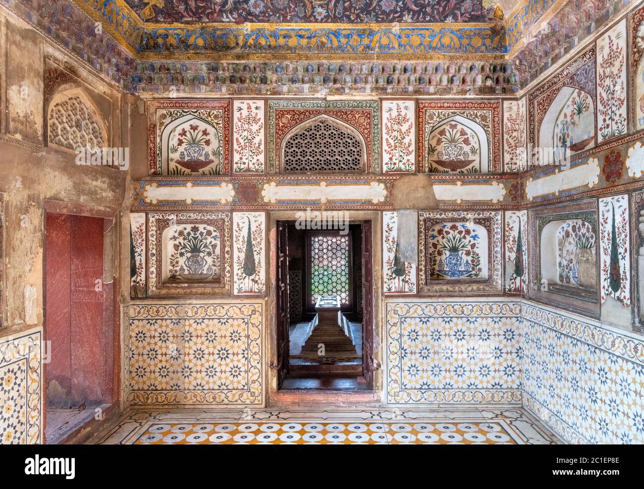 Sala d'ingresso, Tomba di Itmad-ud-Daulah (i'timād-ud-Daulah), conosciuta anche come 'Baby Taj', un mausoleo Mughal nella città di Agra, Uttar Pradesh, India Foto Stock