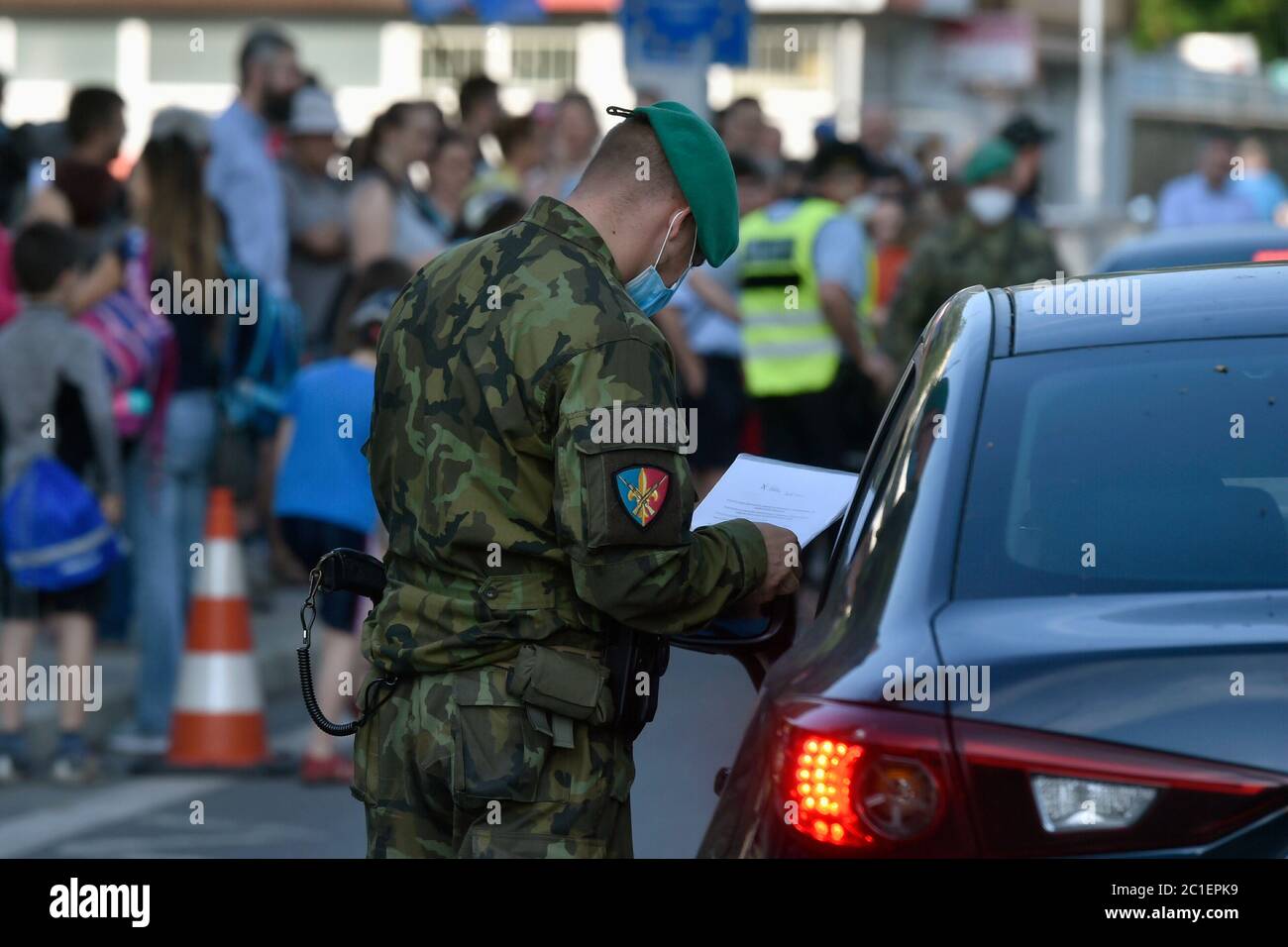 Cesky Tesin, Repubblica Ceca. 15 giugno 2020. Rally in protesta contro la limitazione dei movimenti transfrontalieri tra le parti ceche e polacche di Tesin (Cieszyn) a causa dell'infezione da coronavirus a Cesky Tesin, Repubblica Ceca, 15 giugno 2020. Credit: Jaroslav Ozana/CTK Photo/Alamy Live News Foto Stock