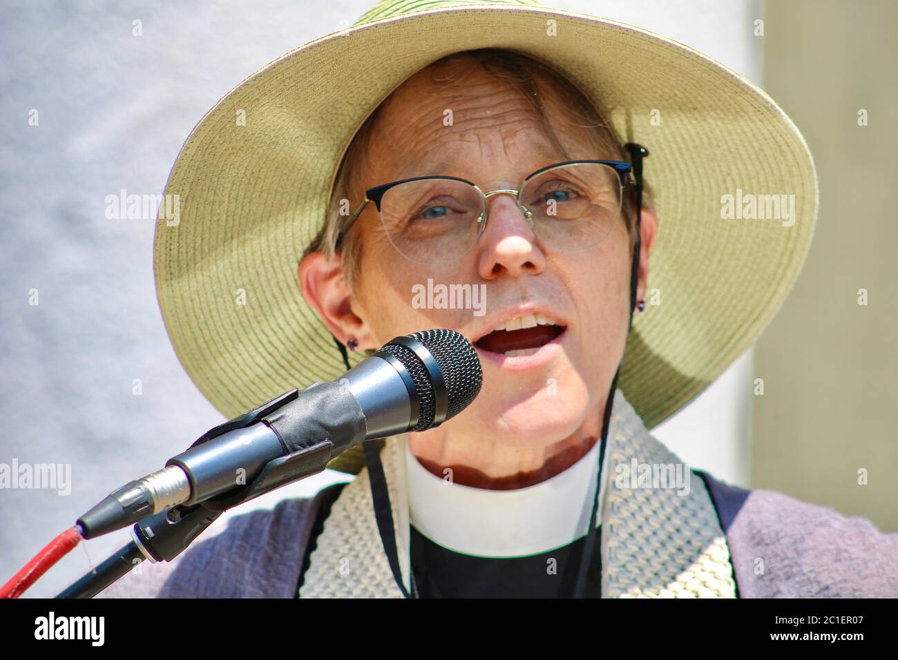 14 giugno 2020, Washington D.C, District of Columbia, U.S: I leader interreligiosi si uniscono al vescovo episcopale Mariann Edgar Budde alla chiesa di San Giovanni, Lafayette Square, il 14 giugno alle 14:00 EST in "Call for Love in Action: Preghiere per la giustizia'' sul compleanno del Presidente Trump, nella condanna del razzismo e dell'uso disgustoso e non americano di forza e gas lacrimogeni contro i manifestanti pacifici per liberare la piazza e mettersi in posa per una foto alla chiesa due settimane fa. Questo evento è co-sponsorizzato dalla diocesi episcopale di Washington (EDOW), una veglia di preghiera ecumenica per il concre Foto Stock