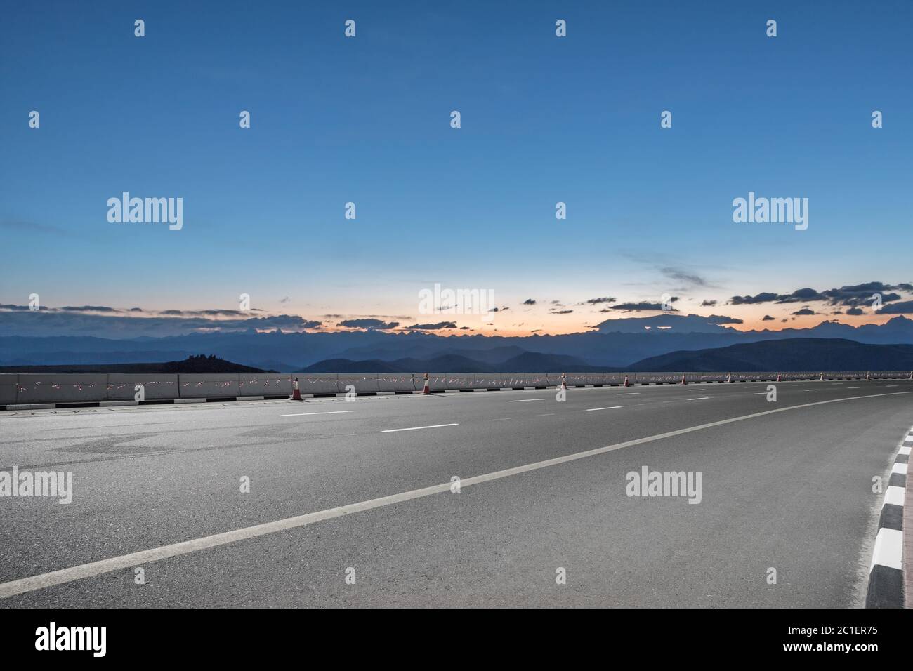 strada asfaltata vuota con sorrsise Foto Stock