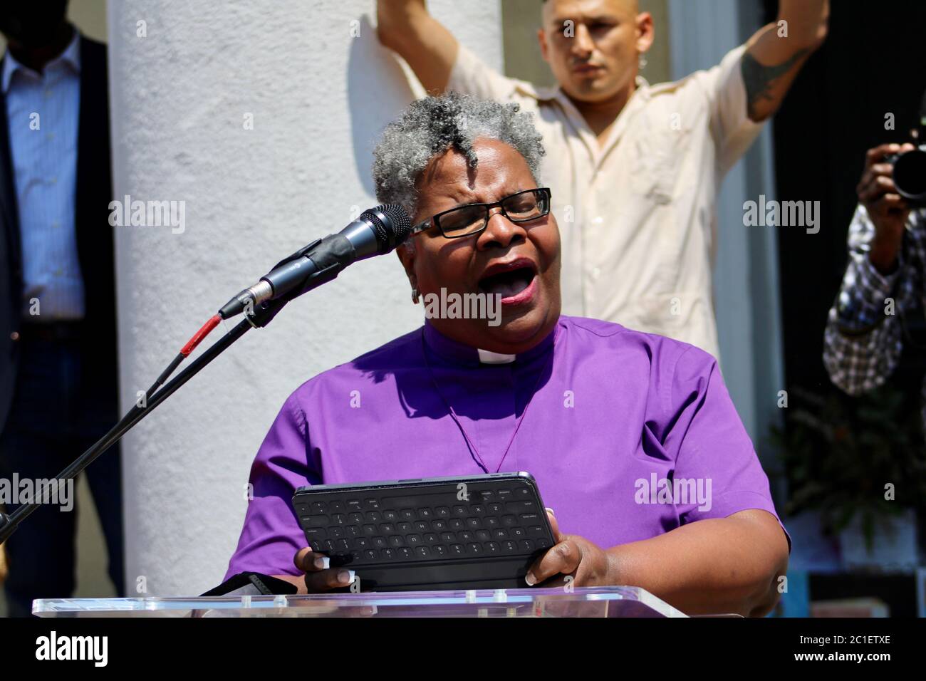 14 giugno 2020, Washington D.C, District of Columbia, U.S: I leader interreligiosi si uniscono al vescovo episcopale Mariann Edgar Budde alla chiesa di San Giovanni, Lafayette Square, il 14 giugno alle 14:00 EST in "Call for Love in Action: Preghiere per la giustizia'' sul compleanno del Presidente Trump, nella condanna del razzismo e dell'uso disgustoso e non americano di forza e gas lacrimogeni contro i manifestanti pacifici per liberare la piazza e mettersi in posa per una foto alla chiesa due settimane fa. Questo evento è co-sponsorizzato dalla diocesi episcopale di Washington (EDOW), una veglia di preghiera ecumenica per il concre Foto Stock