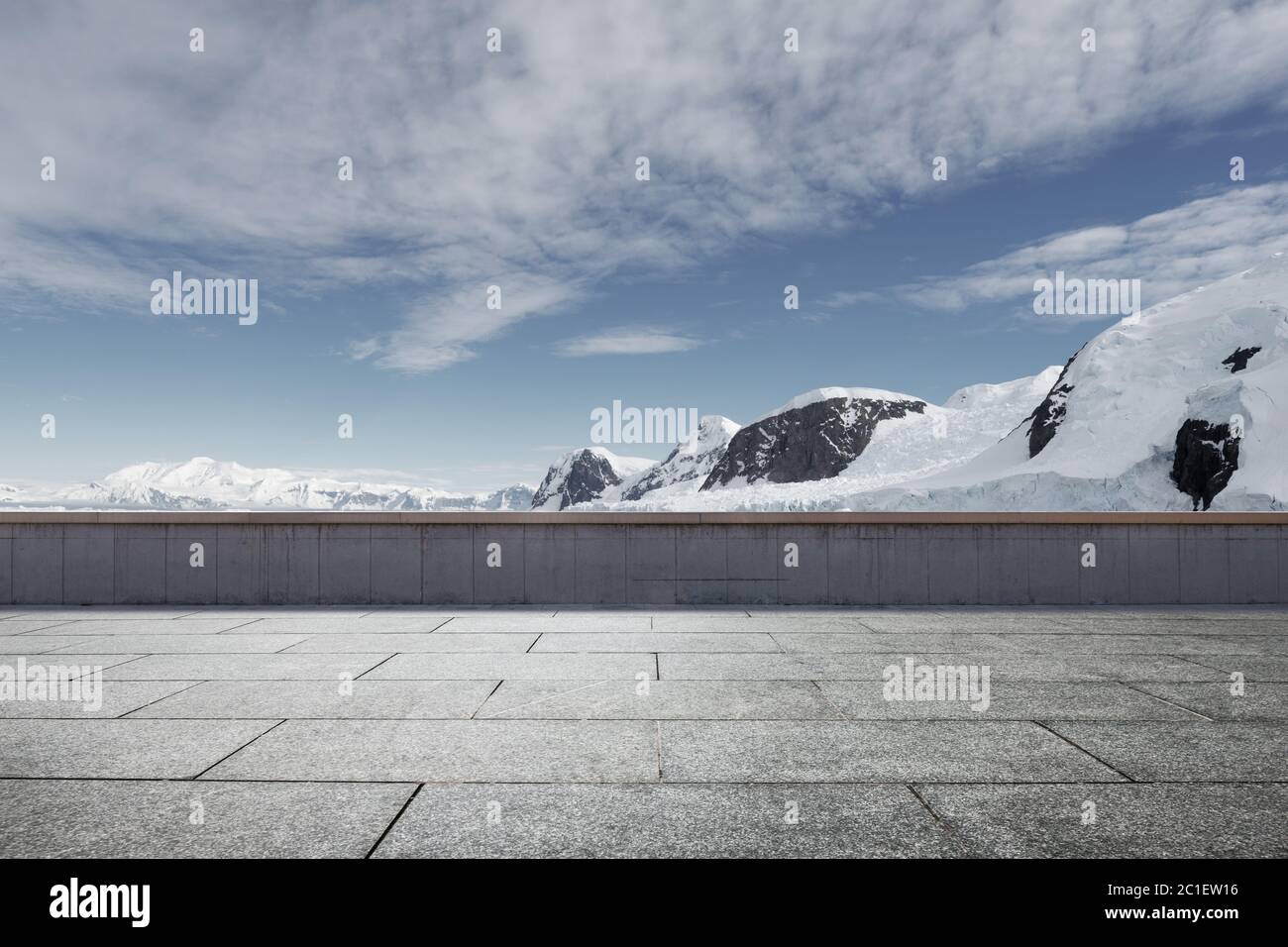 terra di mattoni vuota con montagna sonw come sfondo Foto Stock