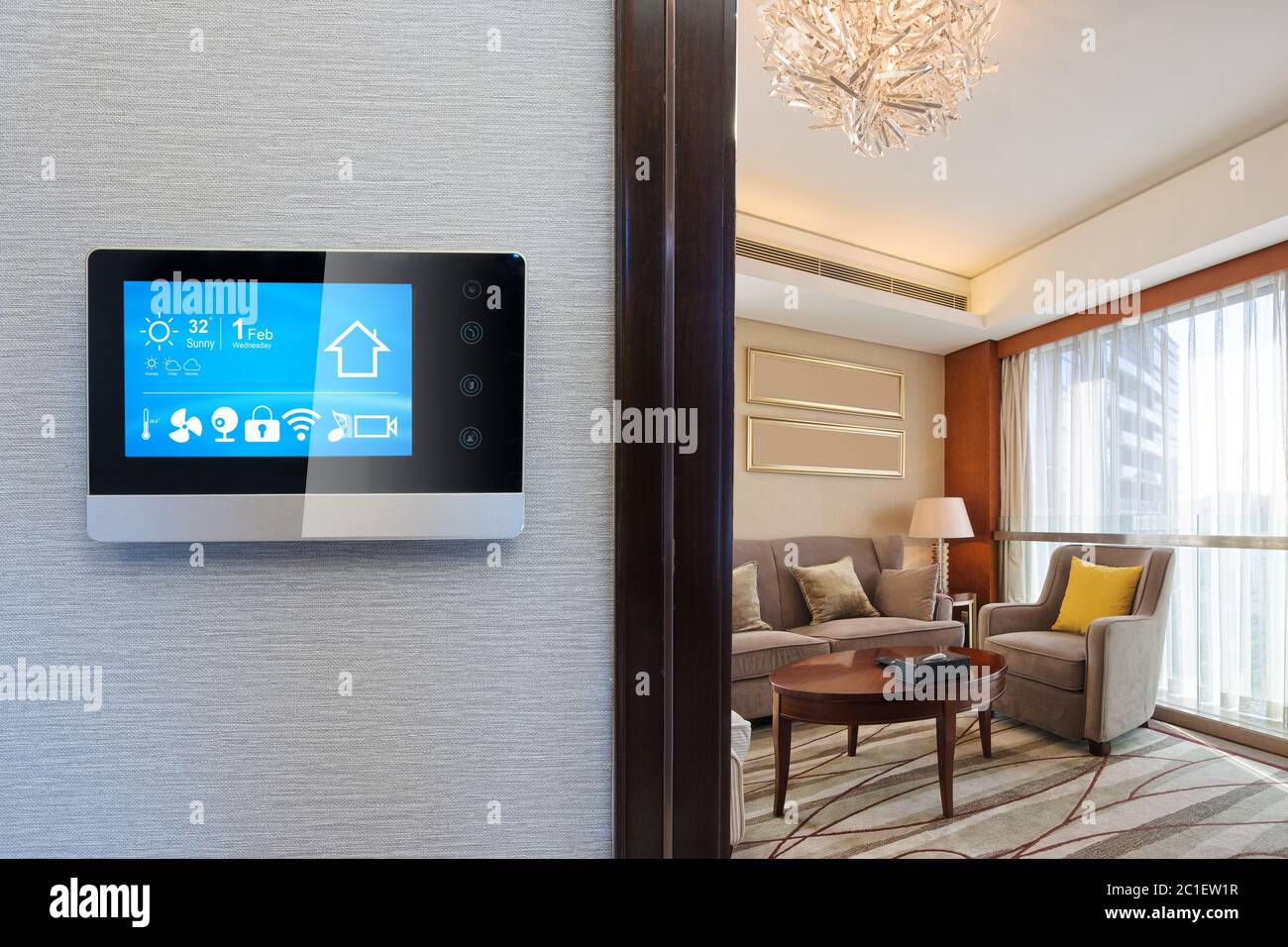 Smart screen con smart home app sulla parete in soggiorno moderno Foto Stock