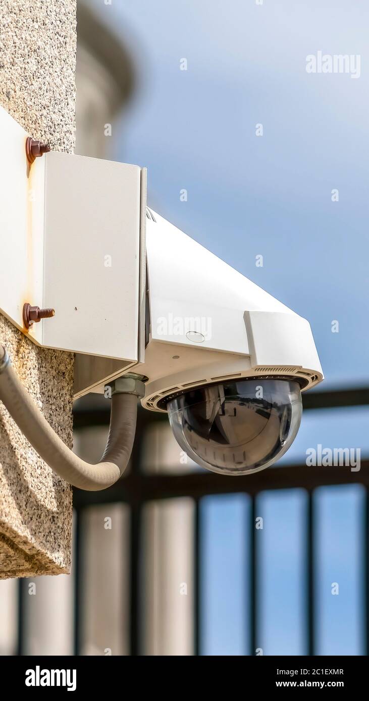 Telecamera dome di sicurezza tvcc verticale per esterni installata sulla parete esterna di un edificio Foto Stock
