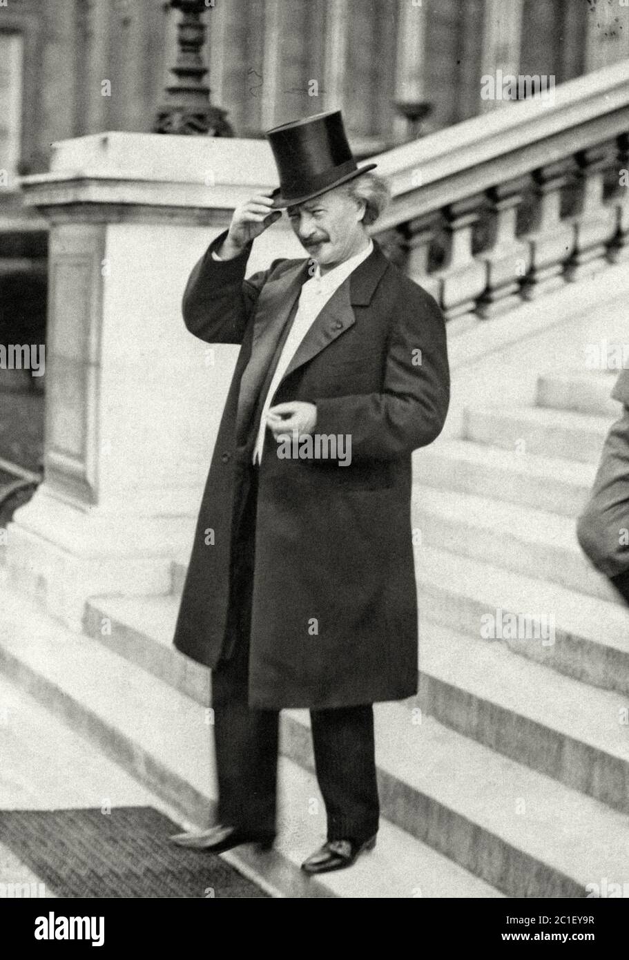 Il primo ministro polacco Paderewski scende le scale del Trianon Palace dopo i colloqui di pace. Versailles, Francia, 1919 Ignacy Jan Paderewski (1860 – 194 Foto Stock