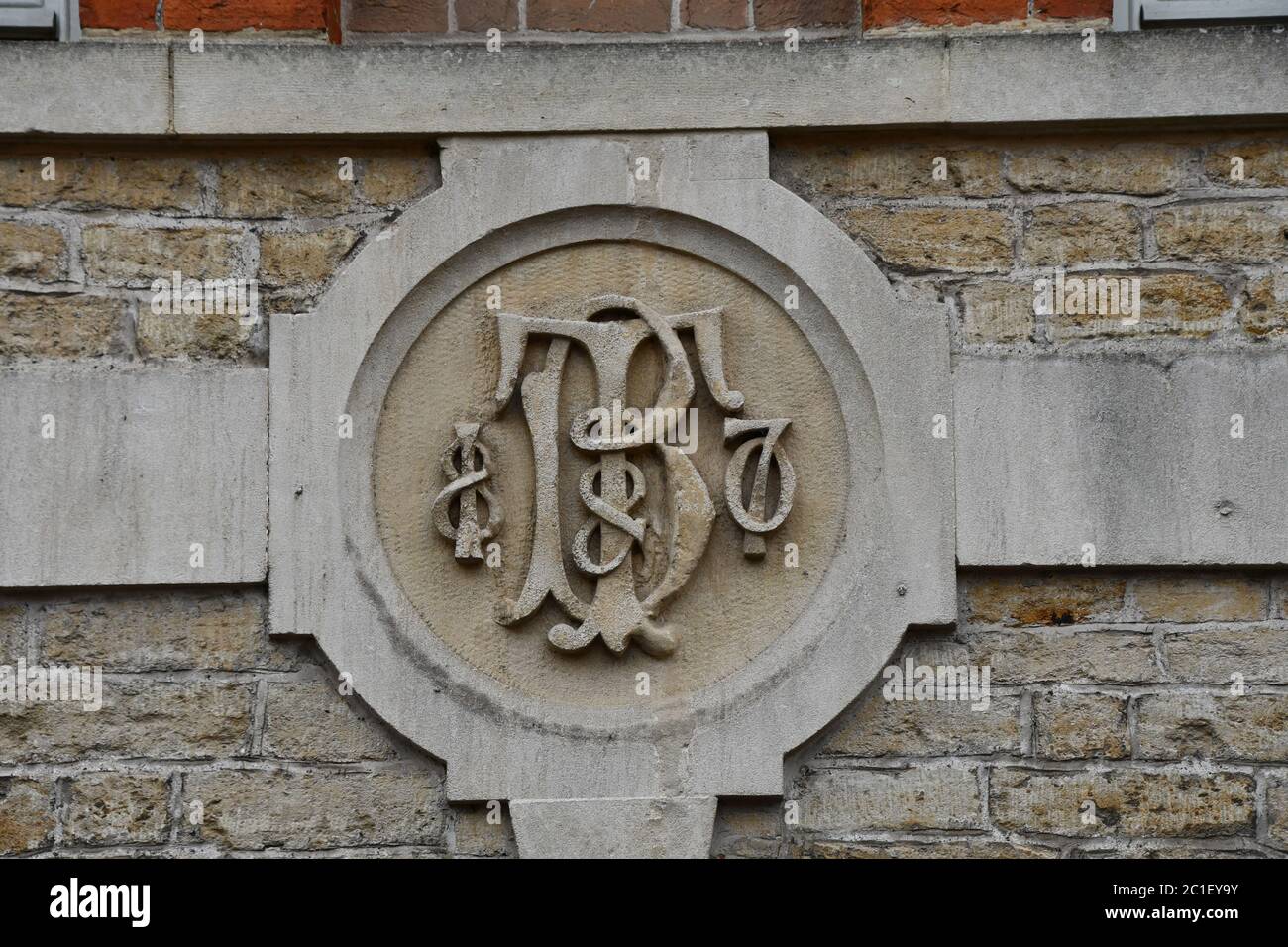 Scultura in pietra alla fine del Butler e Tanner Selwood opere di stampa nella zona Trinità di Frome.This grande e imponente edificio è ora converte Foto Stock